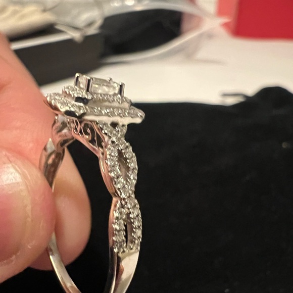 BEAUTIFUL EMERALD CUT DIAMOND ENGAGEMENT RING 💍 - Picture 7 of 8